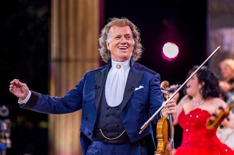 André Rieu's Waltz Extravaganza: A Night of Whimsical Melodies and Dancing Tulips!